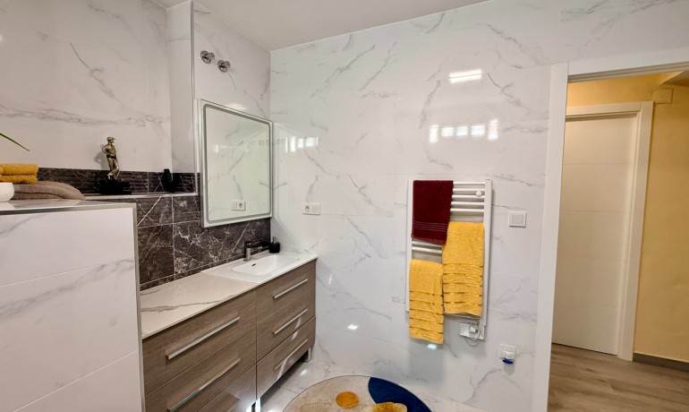 Herverkoop - Villa -
Elche* - Center