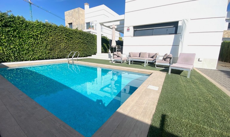 Herverkoop - Villa -
Cuidad Quesada* - Doña Pepa