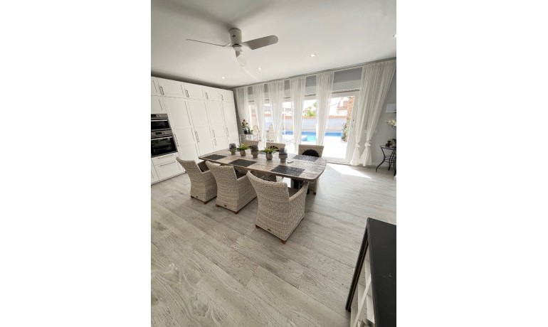 Herverkoop - Villa -
Cuidad Quesada* - Central Quesada