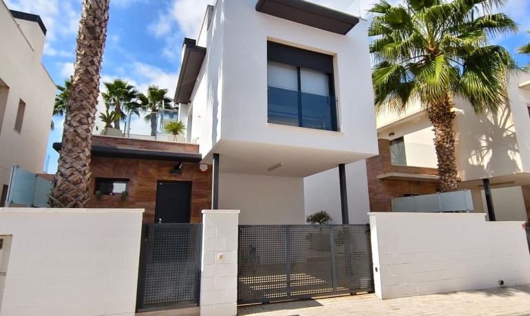 Herverkoop - Villa -
Orihuela Costa* - Lomas de Cabo Roig