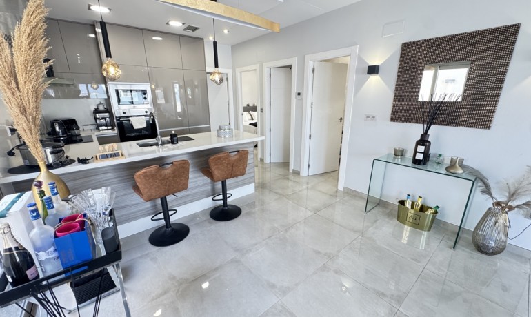 Herverkoop - Villa -
Alicante* - V