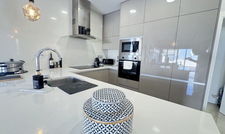 Herverkoop - Villa -
Alicante* - V