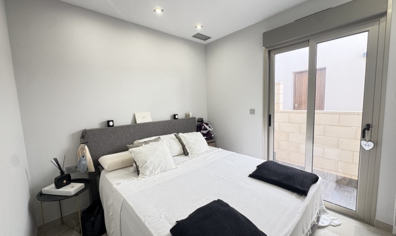 Herverkoop - Villa -
Alicante* - V