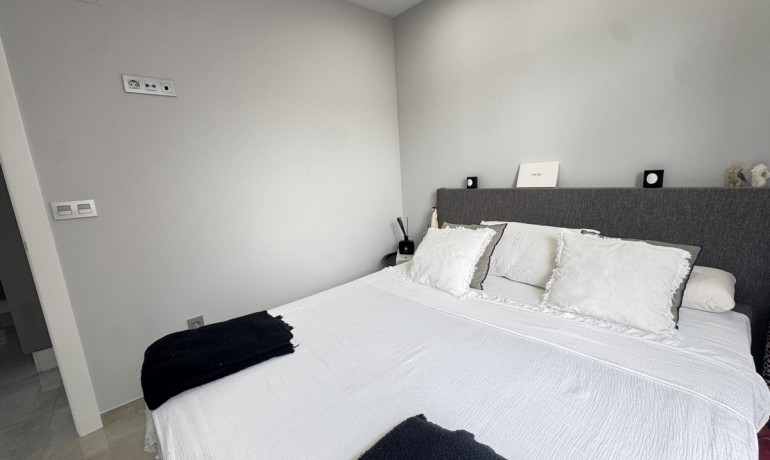 Herverkoop - Villa -
Alicante* - V