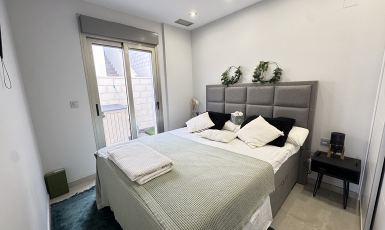 Herverkoop - Villa -
Alicante* - V