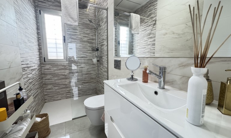 Herverkoop - Villa -
Alicante* - V