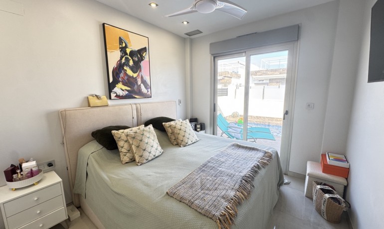 Herverkoop - Villa -
Alicante* - V