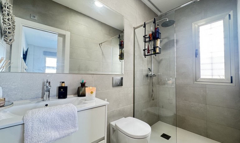 Herverkoop - Villa -
Alicante* - V