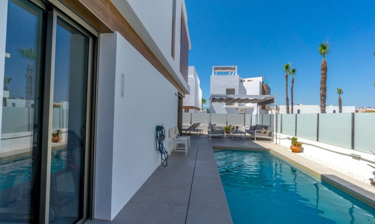 Herverkoop - Villa -
Orihuela Costa* - Villamartin