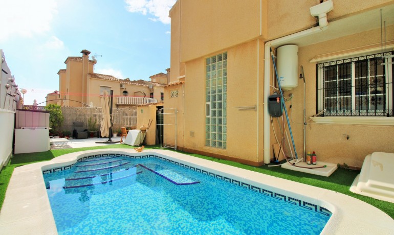 Sale - House -
Villamartin