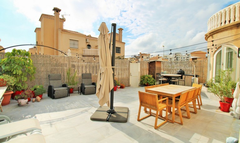 Sale - House -
Villamartin