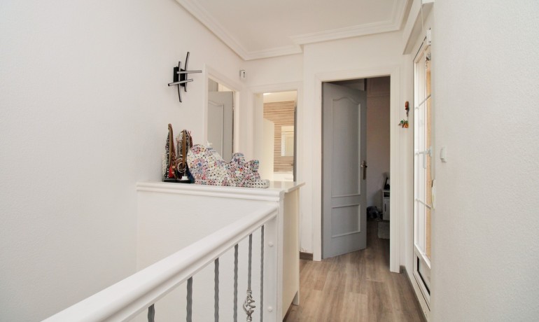 Sale - House -
Villamartin