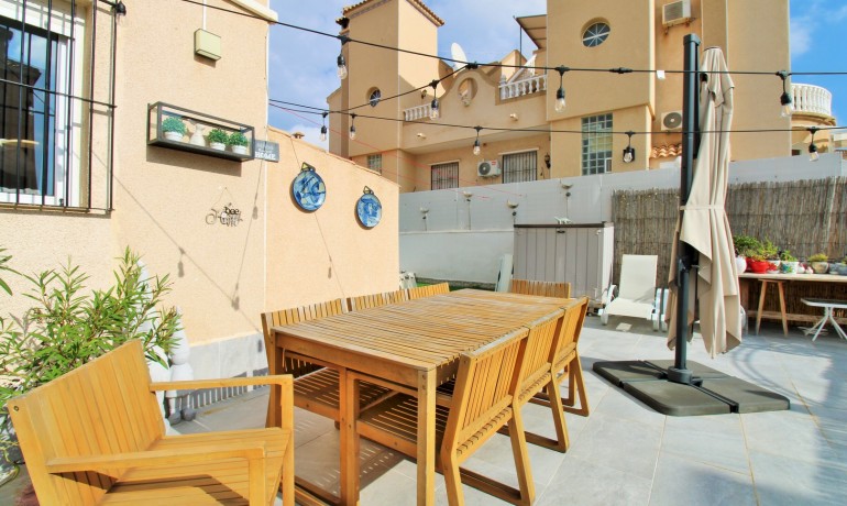 Sale - House -
Villamartin