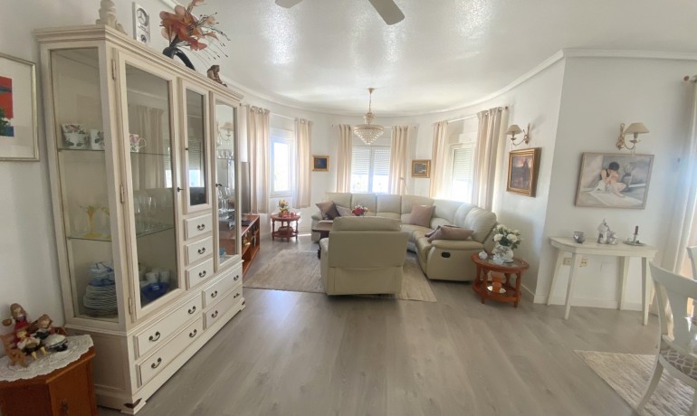 Herverkoop - Villa -
Cuidad Quesada* - Central Quesada