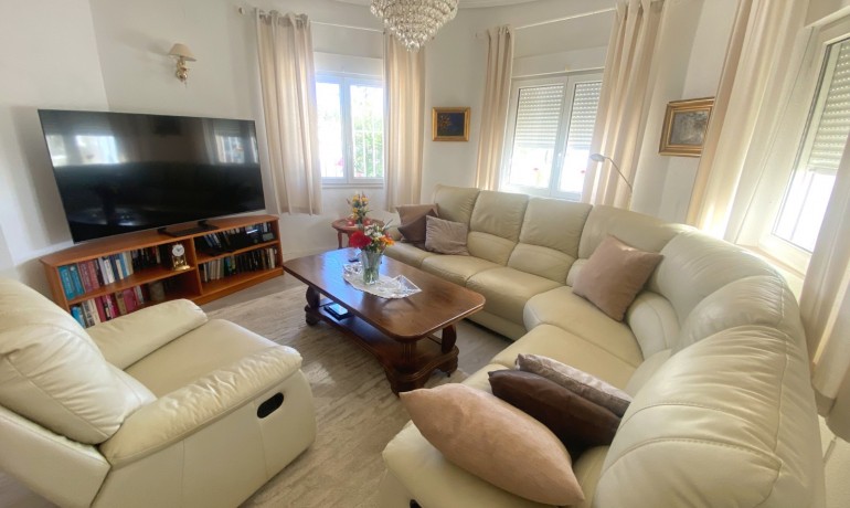 Herverkoop - Villa -
Cuidad Quesada* - Central Quesada