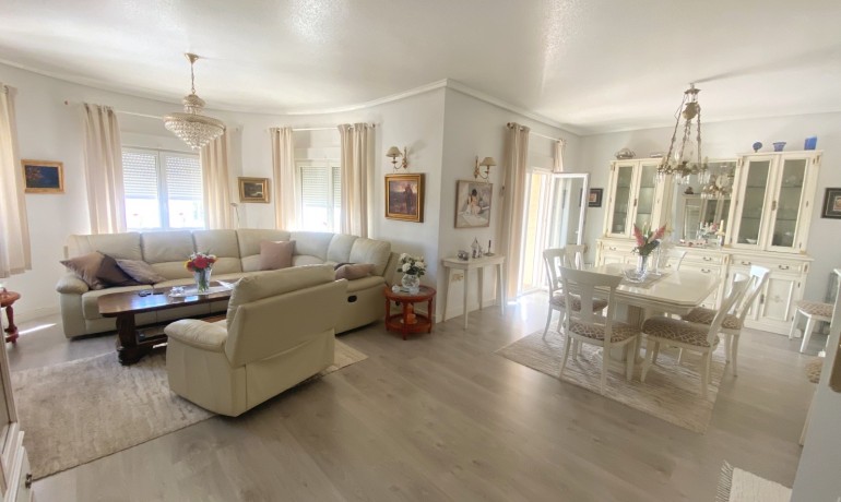 Herverkoop - Villa -
Cuidad Quesada* - Central Quesada