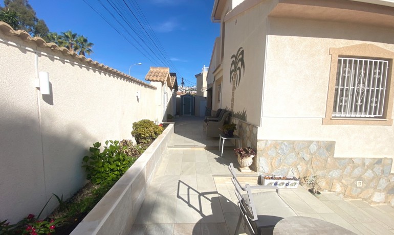 Herverkoop - Villa -
Cuidad Quesada* - Central Quesada