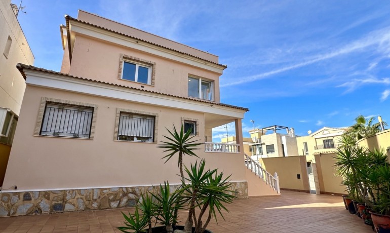Herverkoop - Villa -
Orihuela Costa* - Las Filipinas