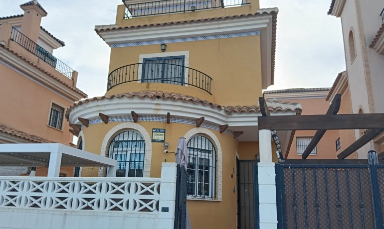 Herverkoop - Villa -
Los Montesinos* - La Herrada