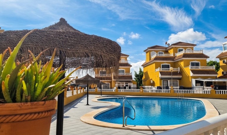 Herverkoop - Huis -
Orihuela Costa* - La Florida*