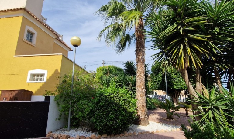 Herverkoop - Huis -
Orihuela Costa* - La Florida*