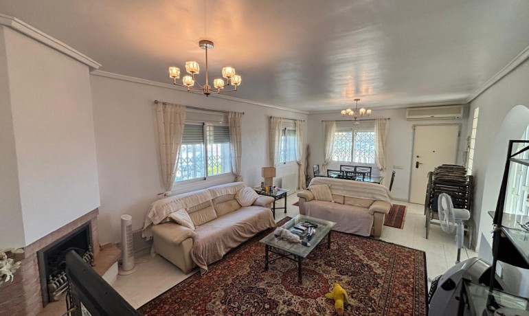 Herverkoop - Villa -
Cuidad Quesada* - La Fiesta