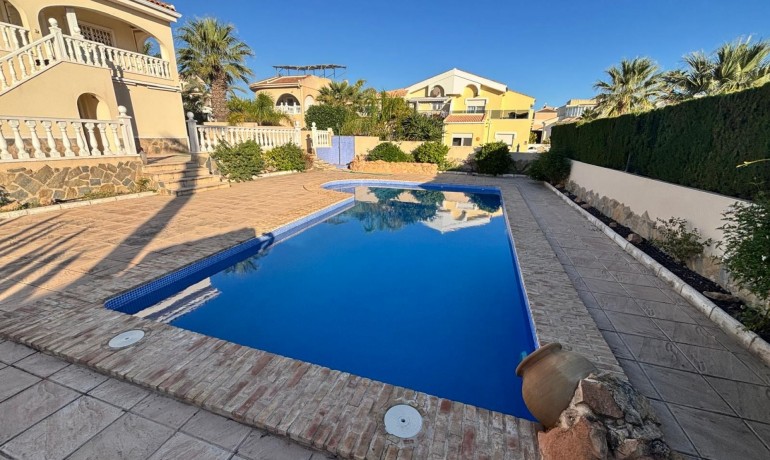 Herverkoop - Villa -
Cuidad Quesada* - La Fiesta