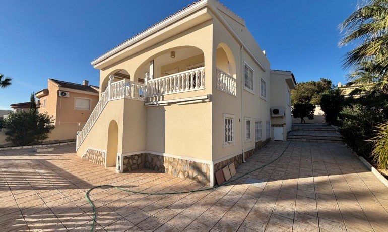 Herverkoop - Villa -
Cuidad Quesada* - La Fiesta