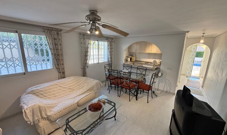 Herverkoop - Villa -
Cuidad Quesada* - La Fiesta