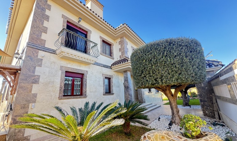 Herverkoop - Villa -
Orihuela Costa* - Cabo Roig