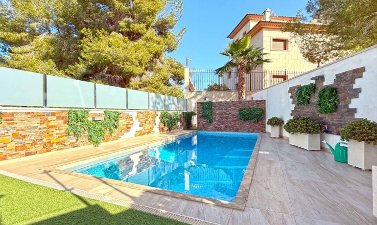 Herverkoop - Villa -
Orihuela Costa* - Villamartin*