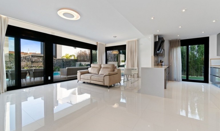 Herverkoop - Villa -
Orihuela Costa* - Agua Marina