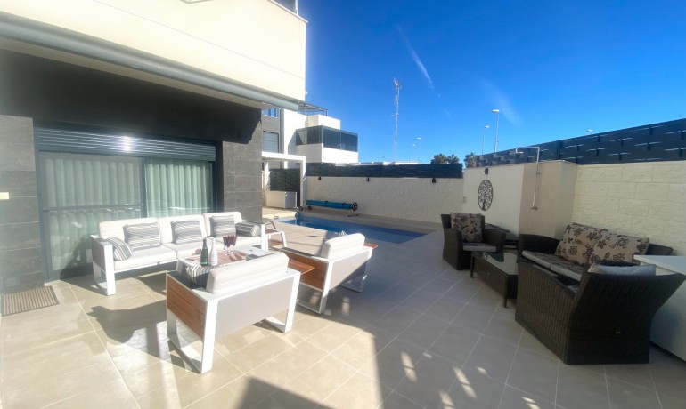 Herverkoop - Villa -
Cuidad Quesada* - Pueblo Bravo