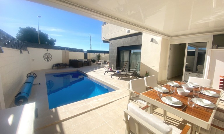 Herverkoop - Villa -
Cuidad Quesada* - Pueblo Bravo