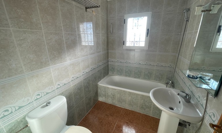 Herverkoop - Huis -
Los Montesinos* - La Herrada