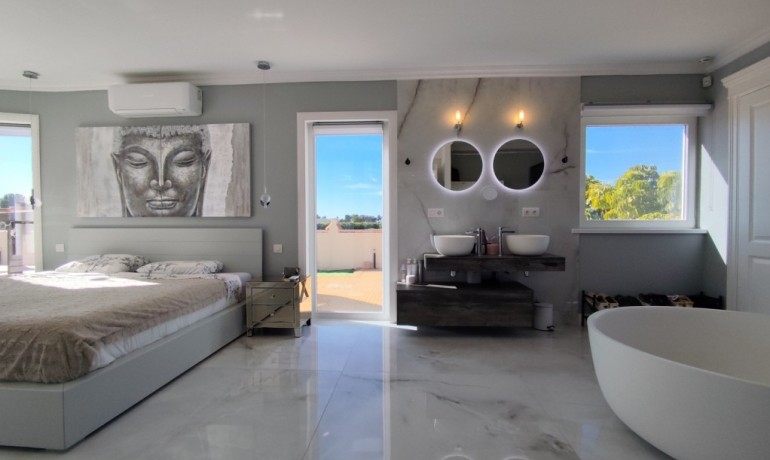 Herverkoop - Villa -
El Mudamiento