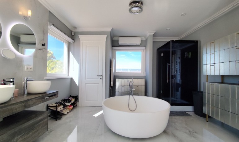 Herverkoop - Villa -
El Mudamiento