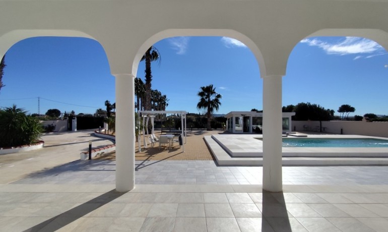 Herverkoop - Villa -
El Mudamiento