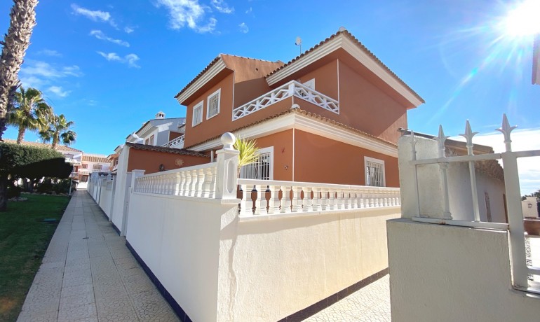 Herverkoop - Villa -
Cuidad Quesada* - Doña Pepa