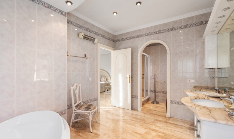 Herverkoop - Villa -
Cuidad Quesada* - Doña pepa