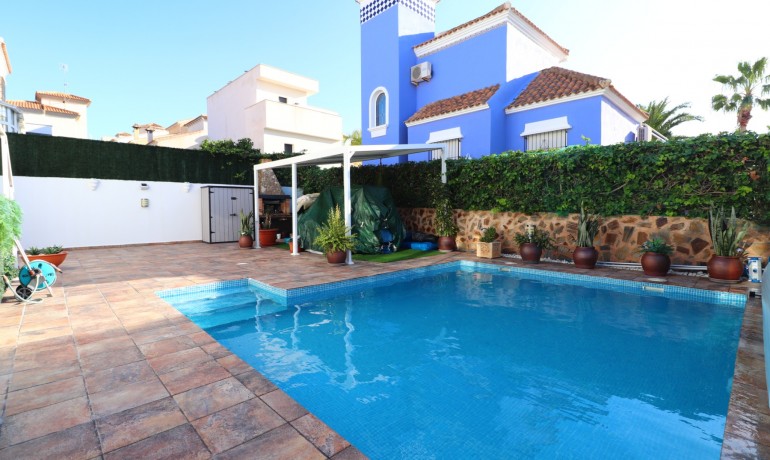 Herverkoop - Villa -
Orihuela Costa - Villamartin