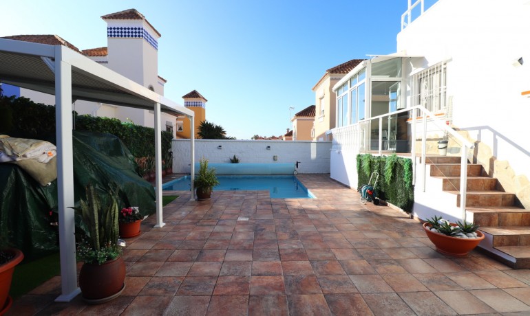 Herverkoop - Villa -
Orihuela Costa - Villamartin