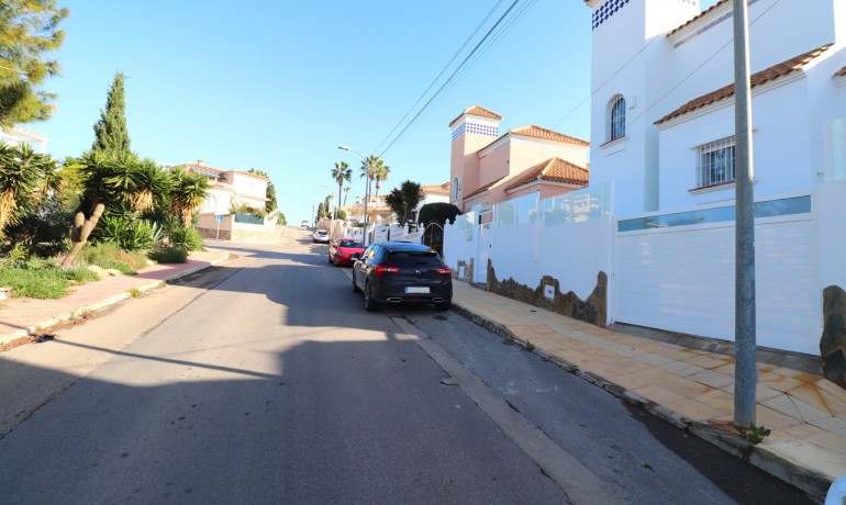 Herverkoop - Villa -
Orihuela Costa - Villamartin