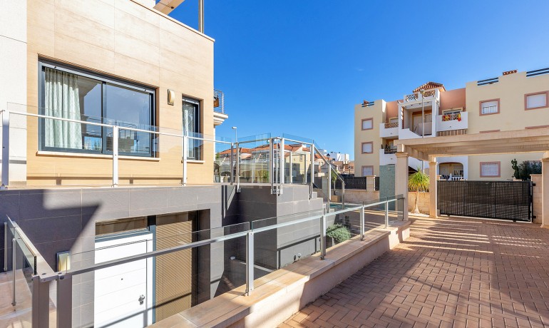 Herverkoop - Villa -
Orihuela Costa - La Zenia