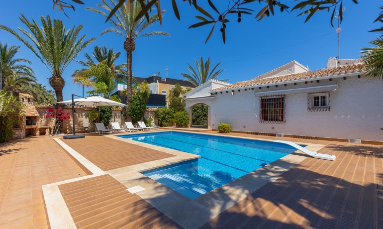 Herverkoop - Villa -
Orihuela Costa - Punta Prima