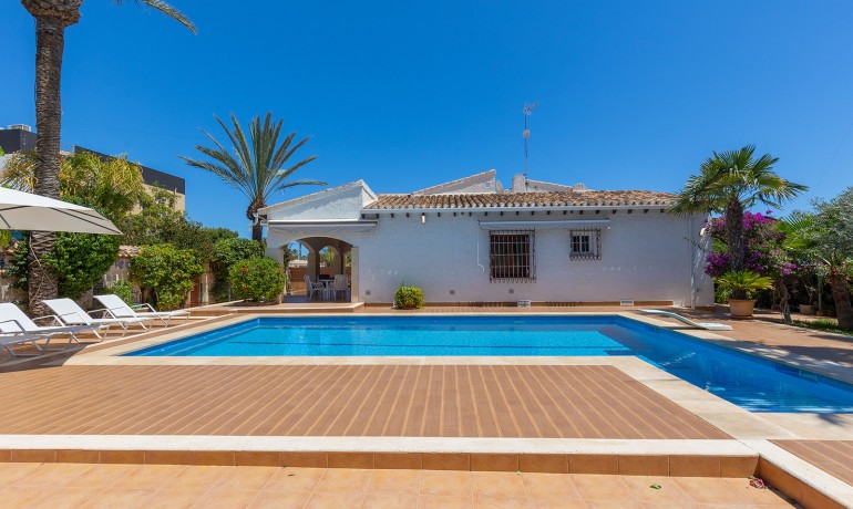 Herverkoop - Villa -
Orihuela Costa - Punta Prima