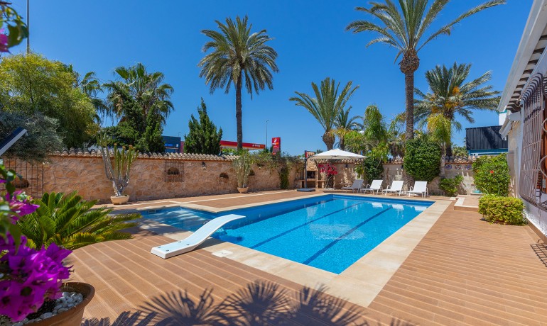 Herverkoop - Villa -
Orihuela Costa - Punta Prima