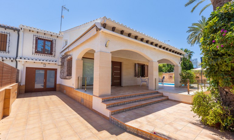 Herverkoop - Villa -
Orihuela Costa - Punta Prima