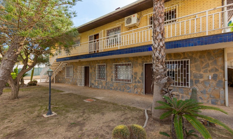 Herverkoop - Villa -
Orihuela Costa - Las Filipinas