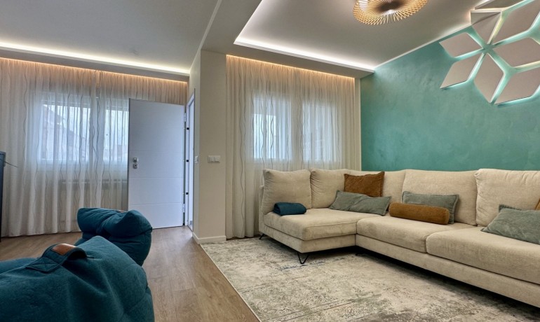 Herverkoop - Huis -
Orihuela Costa* - La Florida*